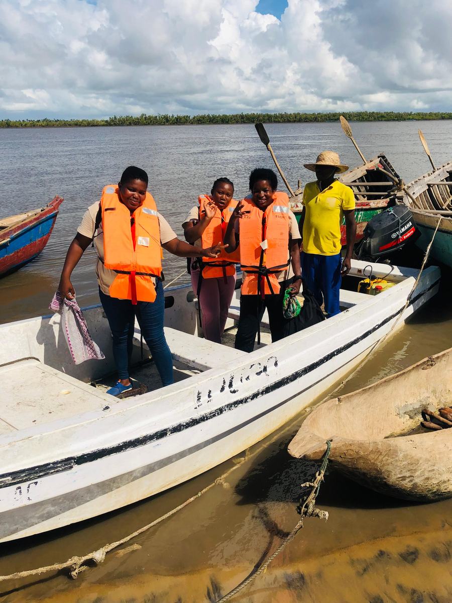 Equipa a embarcar em barco